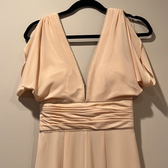 Beautiful cream color gown size 6. Worn once to a wedding - Picture 2 of 3